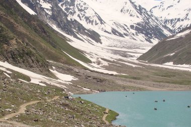 Naran Vadisi, Mansehra Bölgesi, Khyber-Pakhtunkhwa, Pakistan 'ın kuzey bölgelerindeki dağlık Muluk Gölü' nün güzel manzarası.