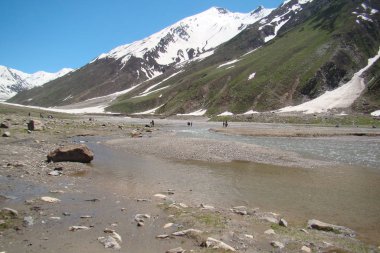 Naran Vadisi, Mansehra Bölgesi, Khyber-Pakhtunkhwa, Pakistan 'ın kuzey bölgelerindeki dağlık Muluk Gölü' nün güzel manzarası.