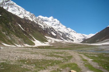 Naran Vadisi, Mansehra Bölgesi, Khyber-Pakhtunkhwa, Pakistan 'ın kuzey bölgelerindeki dağlık Muluk Gölü' nün güzel manzarası.