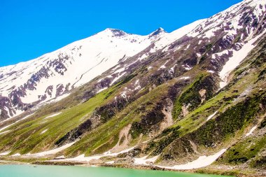 Naran Vadisi, Mansehra Bölgesi, Khyber-Pakhtunkhwa, Pakistan 'ın kuzey bölgelerindeki dağlık Muluk Gölü' nün güzel manzarası.