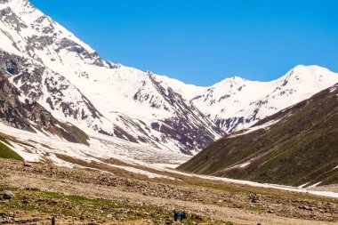 Naran Vadisi, Mansehra Bölgesi, Khyber-Pakhtunkhwa, Pakistan 'ın kuzey bölgelerindeki dağlık Muluk Gölü' nün güzel manzarası.