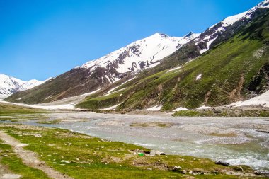 Naran Vadisi, Mansehra Bölgesi, Khyber-Pakhtunkhwa, Pakistan 'ın kuzey bölgelerindeki dağlık Muluk Gölü' nün güzel manzarası.