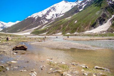 Naran Vadisi, Mansehra Bölgesi, Khyber-Pakhtunkhwa, Pakistan 'ın kuzey bölgelerindeki dağlık Muluk Gölü' nün güzel manzarası.