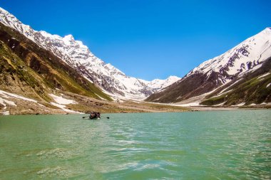 Naran Vadisi, Mansehra Bölgesi, Khyber-Pakhtunkhwa, Pakistan 'ın kuzey bölgelerindeki dağlık Muluk Gölü' nün güzel manzarası.
