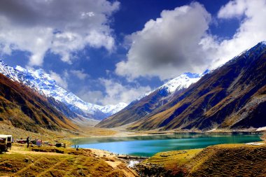 Naran Vadisi, Mansehra Bölgesi, Khyber-Pakhtunkhwa, Pakistan 'ın kuzey bölgelerindeki dağlık Muluk Gölü' nün güzel manzarası.
