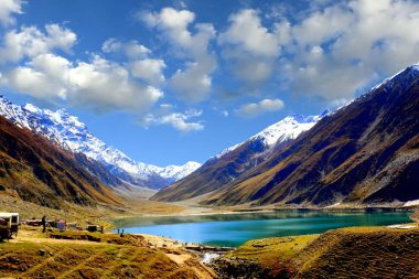 Naran Vadisi, Mansehra Bölgesi, Khyber-Pakhtunkhwa, Pakistan 'ın kuzey bölgelerindeki dağlık Muluk Gölü' nün güzel manzarası.