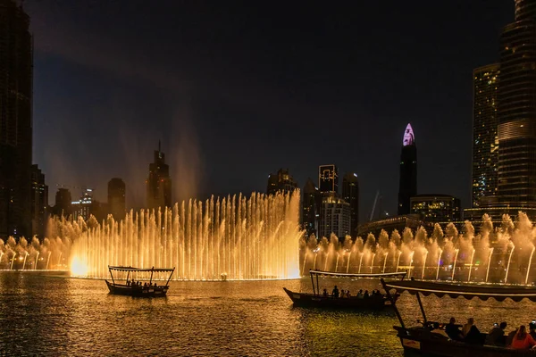 Burj Halife 'deki güzel Modern Dansçı Çeşmeleri, Dubai Alışveriş Merkezi ve muhteşem akşam şovu, Dubai, Birleşik Arap Emirlikleri