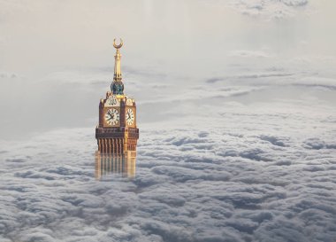 Bulutların üzerinde Abraj Al Bait Makkah Kulesi (Kraliyet Saat Kulesi Mekke), Suudi Arabistan. Kutsal Mekke Şehri.