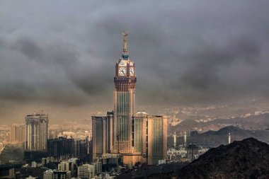 Kutsal Mekke şehrinde Abraj Al Yem (Kraliyet Saat Kulesi Makkah) ile Skyline, Suudi Arabistan. Suudi Arabistan Gökdelenleri