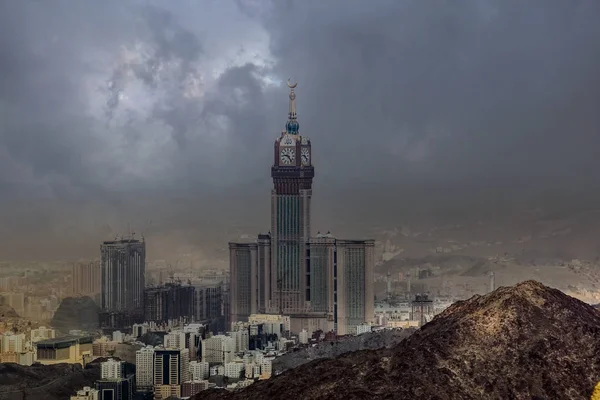 Kutsal Mekke şehrinde Abraj Al Yem (Kraliyet Saat Kulesi Makkah) ile Skyline, Suudi Arabistan. Suudi Arabistan Gökdelenleri