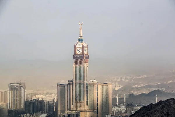 Kutsal Mekke şehrinde Abraj Al Yem (Kraliyet Saat Kulesi Makkah) ile Skyline, Suudi Arabistan. Suudi Arabistan Gökdelenleri