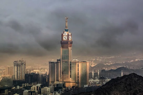 Kutsal Mekke şehrinde Abraj Al Yem (Kraliyet Saat Kulesi Makkah) ile Skyline, Suudi Arabistan. Suudi Arabistan Gökdelenleri