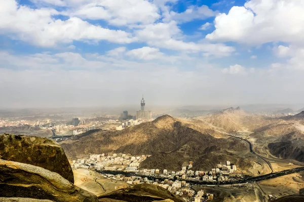 Kutsal Mekke şehrinde Abraj Al Yem (Kraliyet Saat Kulesi Makkah) ile Skyline, Suudi Arabistan. Suudi Arabistan Gökdelenleri