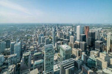 Toronto City Gökdelenleri 'nin havadan görünüşü, yazları Cn Tower' ın tepesinden Doğu York ve Scarborough bölgelerine kadar kuzeydoğuya bakıyor, sağda Union İstasyonu. Toronto City, Ontario, Kanada