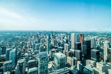 Toronto City Gökdelenleri 'nin havadan görünüşü, yazları Cn Tower' ın tepesinden Doğu York ve Scarborough bölgelerine kadar kuzeydoğuya bakıyor, sağda Union İstasyonu. Toronto City, Ontario, Kanada