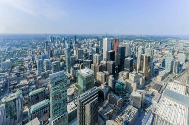 Toronto City Gökdelenleri 'nin havadan görünüşü, yazları Cn Tower' ın tepesinden Doğu York ve Scarborough bölgelerine kadar kuzeydoğuya bakıyor, sağda Union İstasyonu. Toronto City, Ontario, Kanada