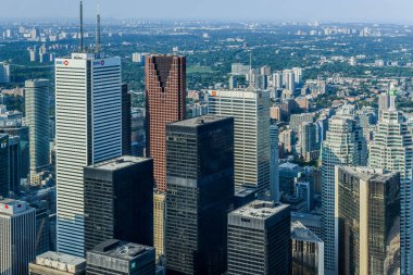 Toronto City Gökdelenleri 'nin havadan görünüşü, yazları Cn Tower' ın tepesinden Doğu York ve Scarborough bölgelerine kadar kuzeydoğuya bakıyor, sağda Union İstasyonu. Toronto City, Ontario, Kanada