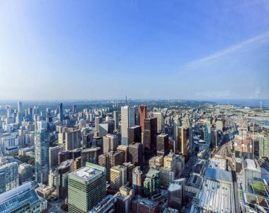 Toronto City Gökdelenleri 'nin havadan görünüşü, yazları Cn Tower' ın tepesinden Doğu York ve Scarborough bölgelerine kadar kuzeydoğuya bakıyor, sağda Union İstasyonu. Toronto City, Ontario, Kanada
