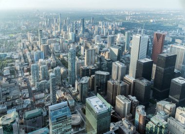 Toronto City Gökdelenleri 'nin havadan görünüşü, yazları Cn Tower' ın tepesinden Doğu York ve Scarborough bölgelerine kadar kuzeydoğuya bakıyor, sağda Union İstasyonu. Toronto City, Ontario, Kanada