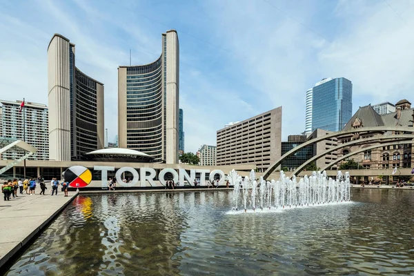 Toronto Belediye Binası 'nın gündüz manzarası ya da Toronto, Ontario, Kanada' daki New City Hall