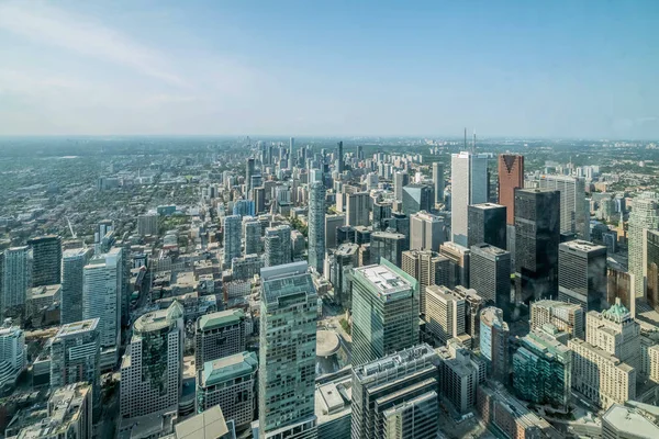 Toronto City Gökdelenleri 'nin havadan görünüşü, yazları Cn Tower' ın tepesinden Doğu York ve Scarborough bölgelerine kadar kuzeydoğuya bakıyor, sağda Union İstasyonu. Toronto City, Ontario, Kanada