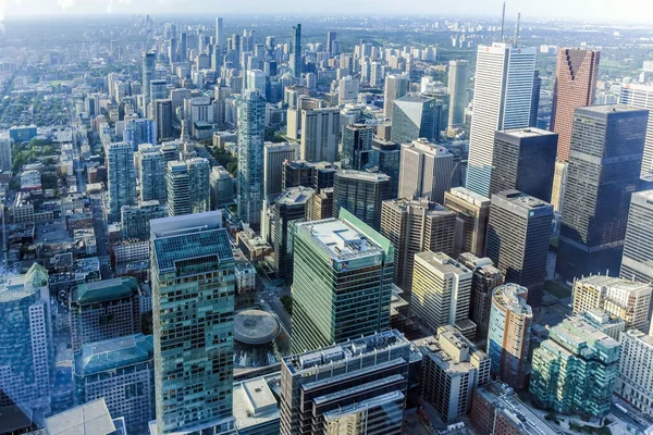 Toronto City Gökdelenleri 'nin havadan görünüşü, yazları Cn Tower' ın tepesinden Doğu York ve Scarborough bölgelerine kadar kuzeydoğuya bakıyor, sağda Union İstasyonu. Toronto City, Ontario, Kanada
