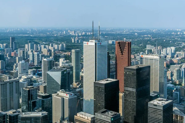 Toronto City Gökdelenleri 'nin havadan görünüşü, yazları Cn Tower' ın tepesinden Doğu York ve Scarborough bölgelerine kadar kuzeydoğuya bakıyor, sağda Union İstasyonu. Toronto City, Ontario, Kanada