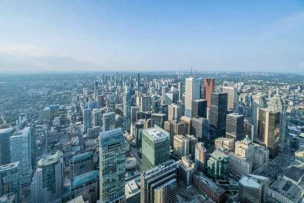 Toronto City Gökdelenleri 'nin havadan görünüşü, yazları Cn Tower' ın tepesinden Doğu York ve Scarborough bölgelerine kadar kuzeydoğuya bakıyor, sağda Union İstasyonu. Toronto City, Ontario, Kanada