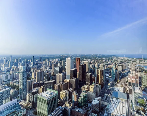 Toronto City Gökdelenleri 'nin havadan görünüşü, yazları Cn Tower' ın tepesinden Doğu York ve Scarborough bölgelerine kadar kuzeydoğuya bakıyor, sağda Union İstasyonu. Toronto City, Ontario, Kanada