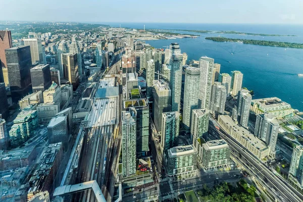 Toronto City Gökdelenleri 'nin havadan görünüşü, yazları Cn Tower' ın tepesinden Doğu York ve Scarborough bölgelerine kadar kuzeydoğuya bakıyor, sağda Union İstasyonu. Toronto City, Ontario, Kanada