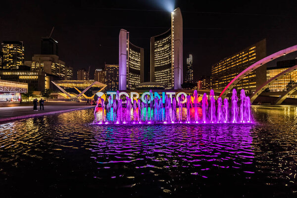 Ночной вид на ратушу Торонто, или Новую ратушу в Торонто, Онтарио, Канада
