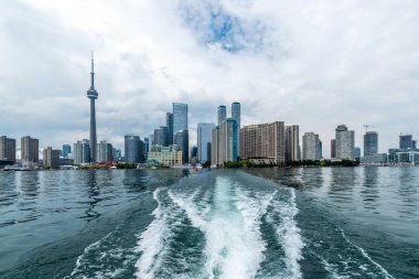 Toronto City gökdelenlerinin liman manzarası Cn Tower ve Rogers Centre ile birlikte, yazın Scarborough bölgeleri, Toronto Central Island, Toronto, Ontario, Kanada manzarası