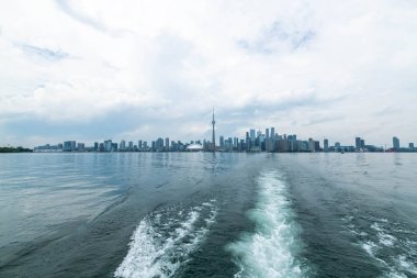 Toronto City gökdelenlerinin liman manzarası Cn Tower ve Rogers Centre ile birlikte, yazın Scarborough bölgeleri, Toronto Central Island, Toronto, Ontario, Kanada manzarası