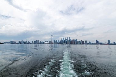Toronto City gökdelenlerinin liman manzarası Cn Tower ve Rogers Centre ile birlikte, yazın Scarborough bölgeleri, Toronto Central Island, Toronto, Ontario, Kanada manzarası