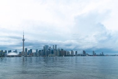 Toronto City gökdelenlerinin liman manzarası Cn Tower ve Rogers Centre ile birlikte, yazın Scarborough bölgeleri, Toronto Central Island, Toronto, Ontario, Kanada manzarası