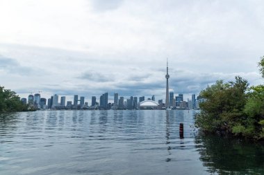 Toronto City gökdelenlerinin liman manzarası Cn Tower ve Rogers Centre ile birlikte, yazın Scarborough bölgeleri, Toronto Central Island, Toronto, Ontario, Kanada manzarası