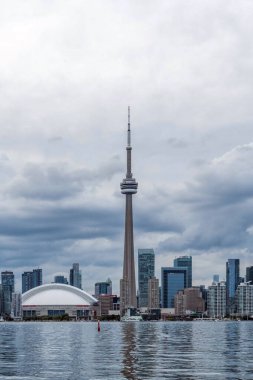 Toronto City gökdelenlerinin liman manzarası Cn Tower ve Rogers Centre ile birlikte, yazın Scarborough bölgeleri, Toronto Central Island, Toronto, Ontario, Kanada manzarası