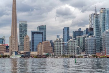 Toronto City gökdelenlerinin liman manzarası Cn Tower ve Rogers Centre ile birlikte, yazın Scarborough bölgeleri, Toronto Central Island, Toronto, Ontario, Kanada manzarası