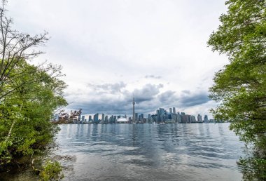 Toronto City gökdelenlerinin liman manzarası Cn Tower ve Rogers Centre ile birlikte, yazın Scarborough bölgeleri, Toronto Central Island, Toronto, Ontario, Kanada manzarası