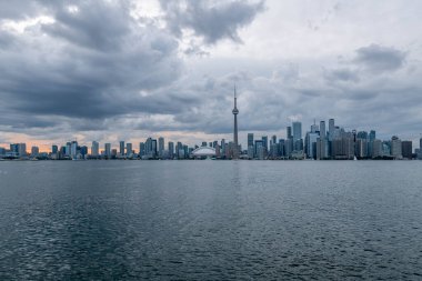 Toronto City gökdelenlerinin liman manzarası Cn Tower ve Rogers Centre ile birlikte, yazın Scarborough bölgeleri, Toronto Central Island, Toronto, Ontario, Kanada manzarası