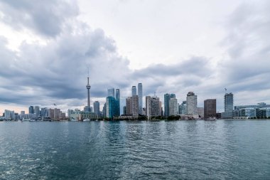 Toronto City gökdelenlerinin liman manzarası Cn Tower ve Rogers Centre ile birlikte, yazın Scarborough bölgeleri, Toronto Central Island, Toronto, Ontario, Kanada manzarası