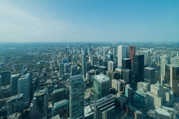トロント市の空の景色高層ビル 夏にはCnタワーの上から東ヨークとスカボロー地区に向かって北東を見て 右下のユニオン駅 カナダオンタリオ州トロント市 — ストック写真
