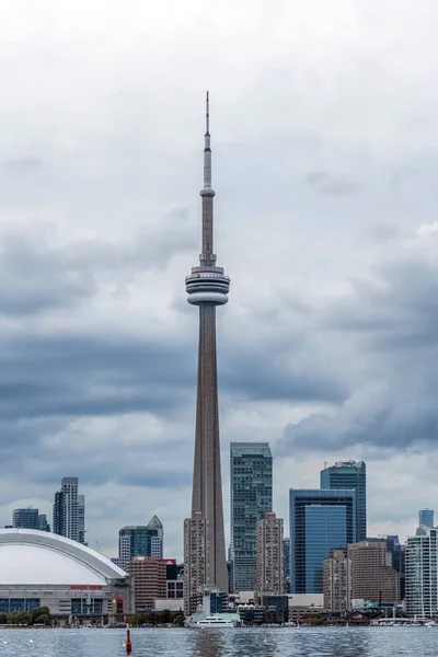 Toronto City gökdelenlerinin liman manzarası Cn Tower ve Rogers Centre ile birlikte, yazın Scarborough bölgeleri, Toronto Central Island, Toronto, Ontario, Kanada manzarası