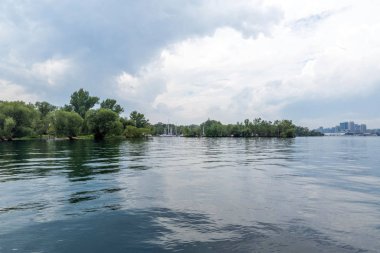 Toronto Kanada 'daki Ottawa Nehri üzerinde dramatik Bulutlu Gökyüzü