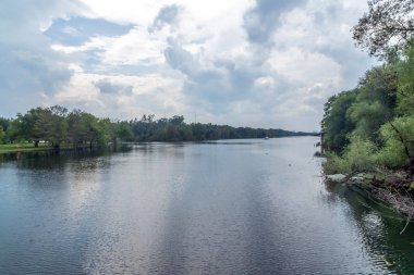 Toronto Kanada 'daki Ottawa Nehri üzerinde dramatik Bulutlu Gökyüzü