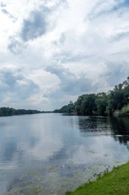 Toronto Kanada 'daki Ottawa Nehri üzerinde dramatik Bulutlu Gökyüzü