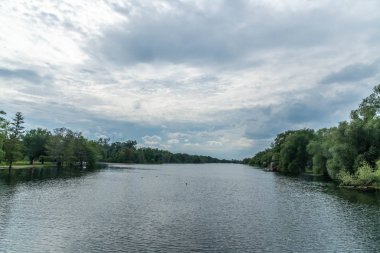 Toronto Kanada 'daki Ottawa Nehri üzerinde dramatik Bulutlu Gökyüzü