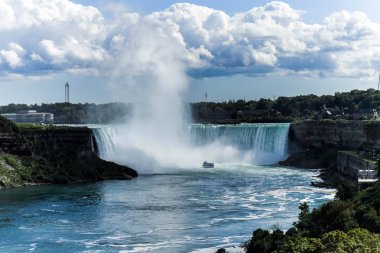 At nalı şelalesi, Kanada 'da bir yaz günü Kanada Şelalesi olarak da bilinen, Niagara Şelalesi' ni oluşturan üç şelaleden en büyüğüdür.