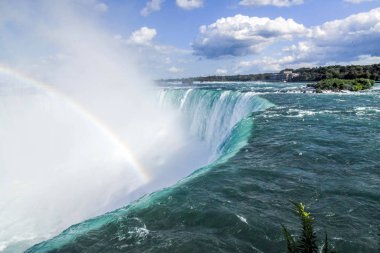 At nalı şelalesi, Kanada 'da bir yaz günü Kanada Şelalesi olarak da bilinen, Niagara Şelalesi' ni oluşturan üç şelaleden en büyüğüdür.
