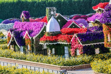 Güneşli bir günde 45 milyondan fazla çiçeğin bulunduğu Mucize Bahçesi 'nin Flourish Manzarası Dubai' de Çiçek Bahçesi, Uae